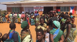 nával pacientů před nemocnicí v Malawi