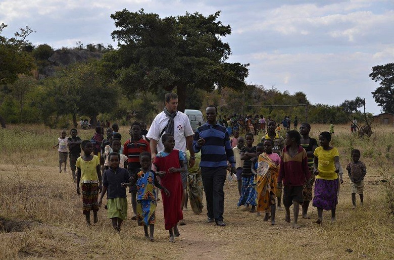 Přivítání místních lidí v jedné z mnoha vesnic v oblasti Fanuel (foto Jiřina Mužíková).2014